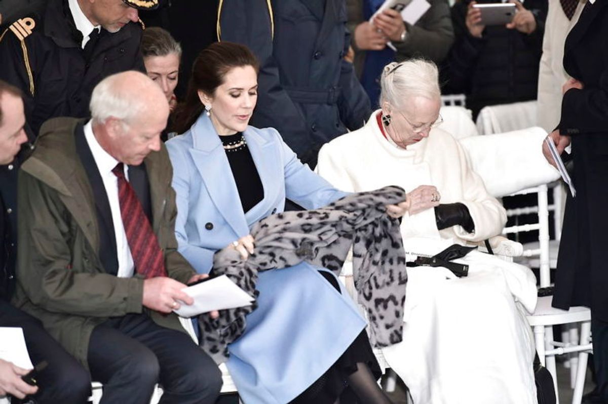 Både dronning Margrethe og kronprinsesse Mary var mødt op for at sige hej til pandaerne. KLIK VIDERE OG SE FLERE BILLEDER FRA ONSDAGENS VELKOMST. (Foto: Scanpix)