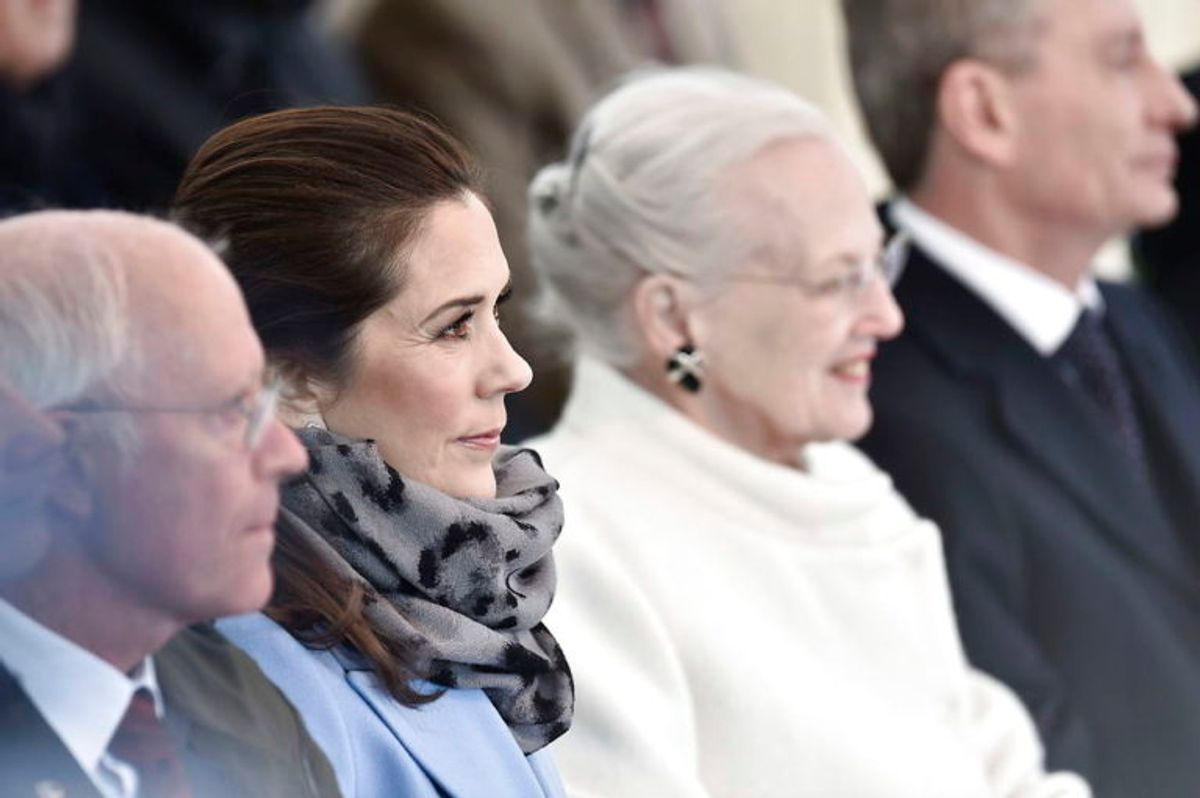 Både dronning Margrethe og kronprinsesse Mary var mødt op for at sige hej til pandaerne. KLIK VIDERE OG SE FLERE BILLEDER FRA ONSDAGENS VELKOMST. (Foto: Scanpix)