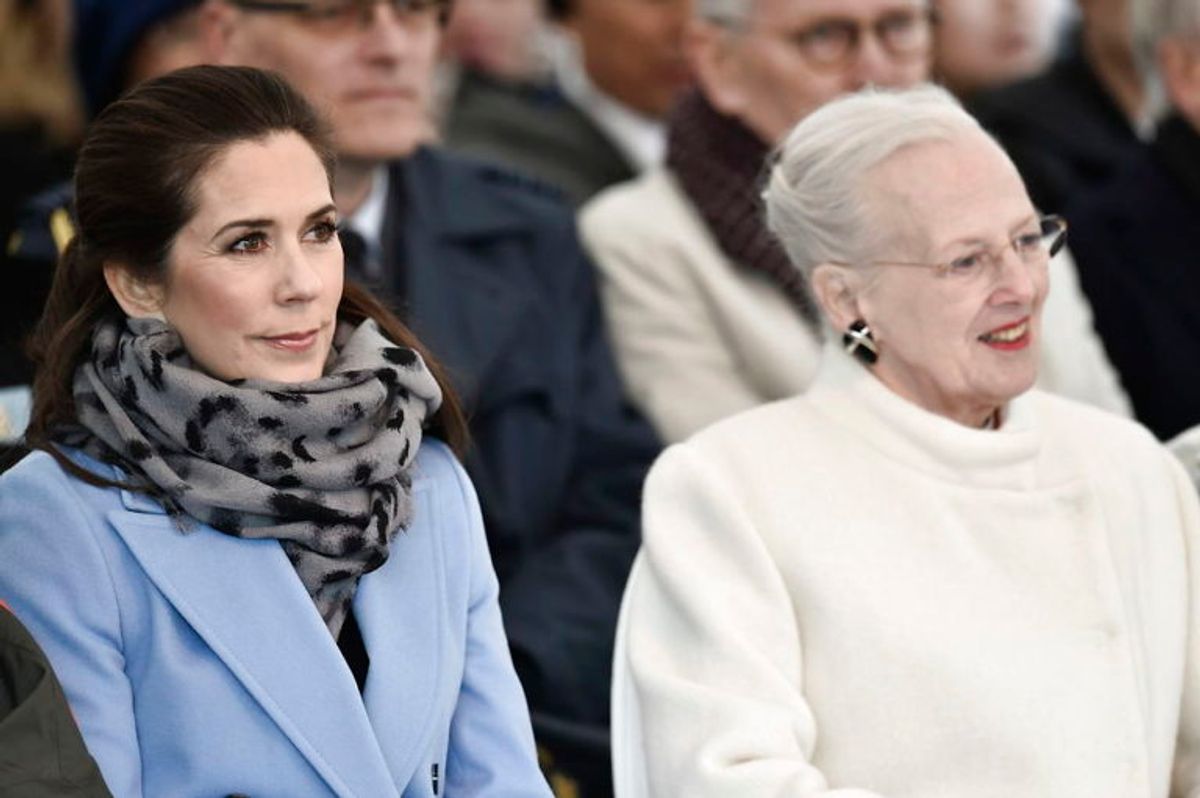 Både dronning Margrethe og kronprinsesse Mary var mødt op for at sige hej til pandaerne. KLIK VIDERE OG SE FLERE BILLEDER FRA ONSDAGENS VELKOMST. (Foto: Scanpix)