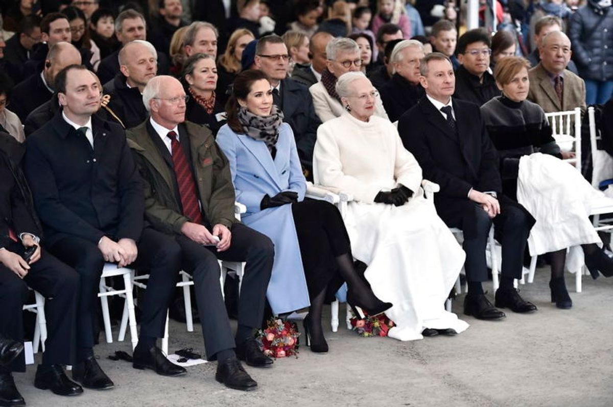 Både dronning Margrethe og kronprinsesse Mary var mødt op for at sige hej til pandaerne. KLIK VIDERE OG SE FLERE BILLEDER FRA ONSDAGENS VELKOMST. (Foto: Scanpix)
