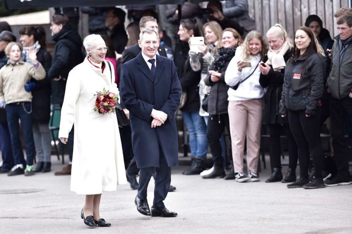 Både dronning Margrethe og kronprinsesse Mary var mødt op for at sige hej til pandaerne. KLIK VIDERE OG SE FLERE BILLEDER FRA ONSDAGENS VELKOMST. (Foto: Scanpix)