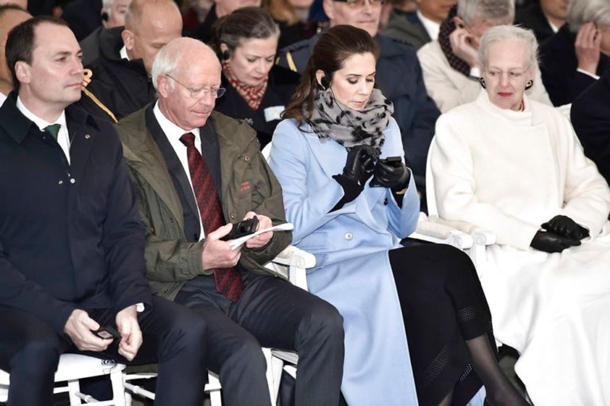 Både dronning Margrethe og kronprinsesse Mary var mødt op for at sige hej til pandaerne. KLIK VIDERE OG SE FLERE BILLEDER FRA ONSDAGENS VELKOMST. (Foto: Scanpix)
