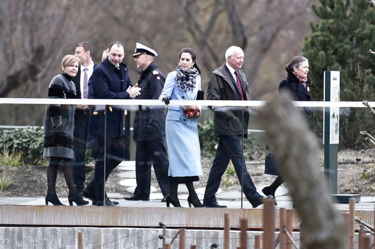 Både dronning Margrethe og kronprinsesse Mary var mødt op for at sige hej til pandaerne. KLIK VIDERE OG SE FLERE BILLEDER FRA ONSDAGENS VELKOMST. (Foto: Scanpix)