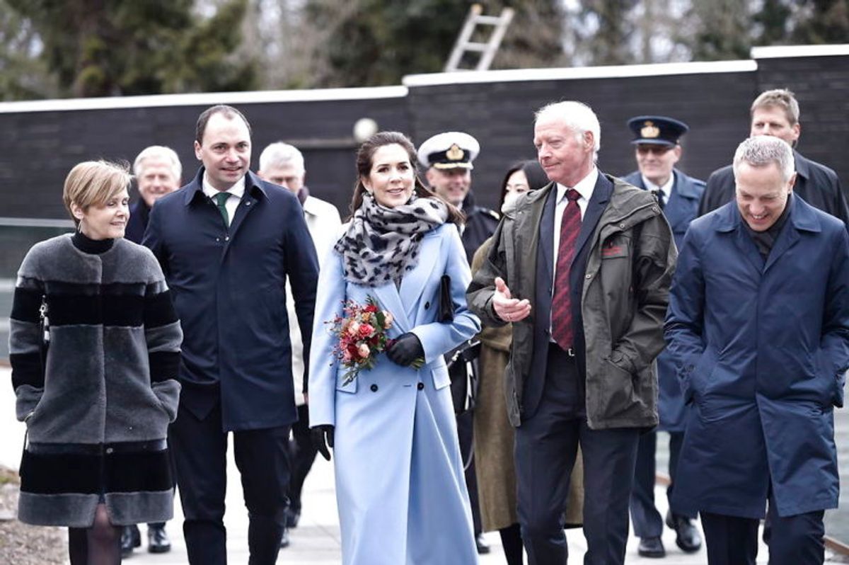 Både dronning Margrethe og kronprinsesse Mary var mødt op for at sige hej til pandaerne. KLIK VIDERE OG SE FLERE BILLEDER FRA ONSDAGENS VELKOMST. (Foto: Scanpix)