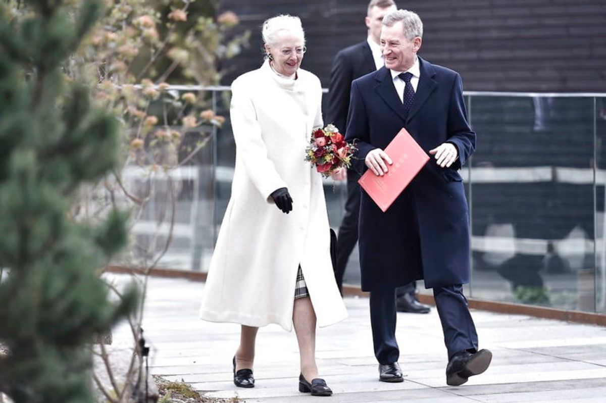 Både dronning Margrethe og kronprinsesse Mary var mødt op for at sige hej til pandaerne. KLIK VIDERE OG SE FLERE BILLEDER FRA ONSDAGENS VELKOMST. (Foto: Scanpix)