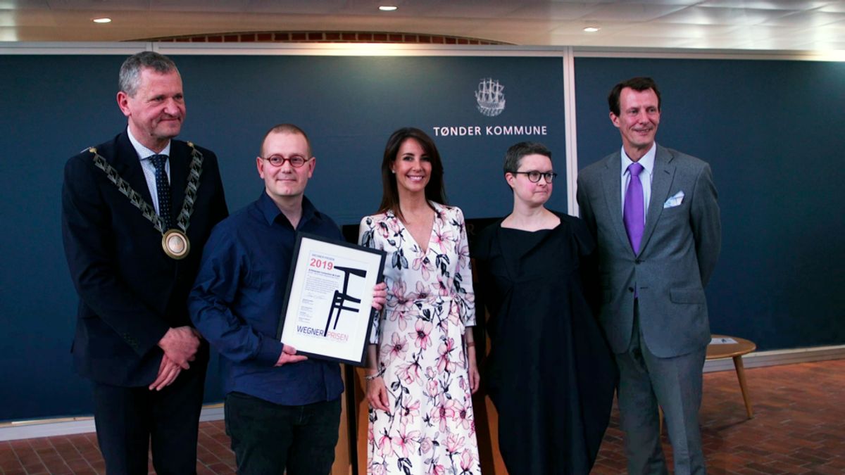 Det var en stolt modtager der fik prisen af Joachim og Marie. KLIK VIDERE FOR FLERE BILLEDER. Foto: Tønder Kommune.