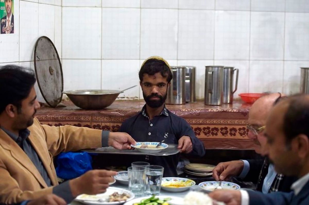Rozi Khan arbejder til daglig som tjener. Foto: Scanpix