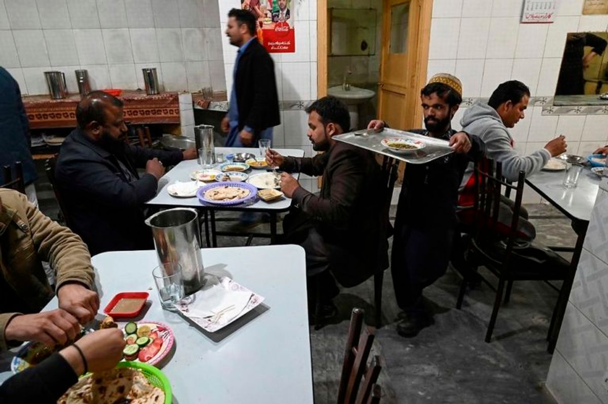 Stedet, hvor Rozi Khan arbejder, er kendt for karry-retter og lokal mad. Og selvfølgelig tjeneren, der ligner en verdensstjerne. Foto: Scanpix
