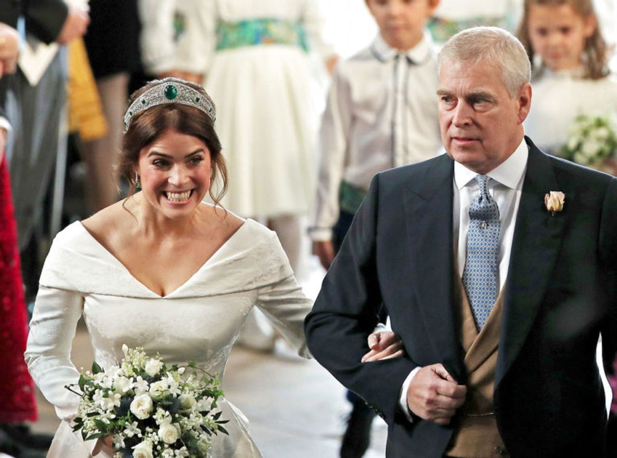Prinsesse Eugenie blev fulgt ned at kirkegulvet af sin far, prins Andrew. Foto: Scanpix