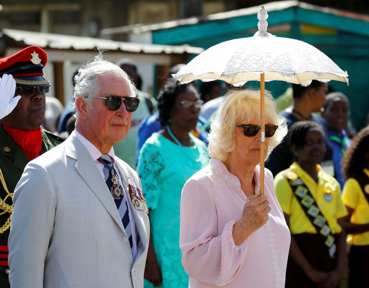 Prins Charles og Camilla er i øjeblikket på en 12-dages rejse i Caribien. Onsdag besøgte de i stegende hede St. Vincent og Grenadinerne. Klik videre i galleriet for at se billeder fra besøget. Foto: Scanpix/REUTERS/Phil Noble/Pool