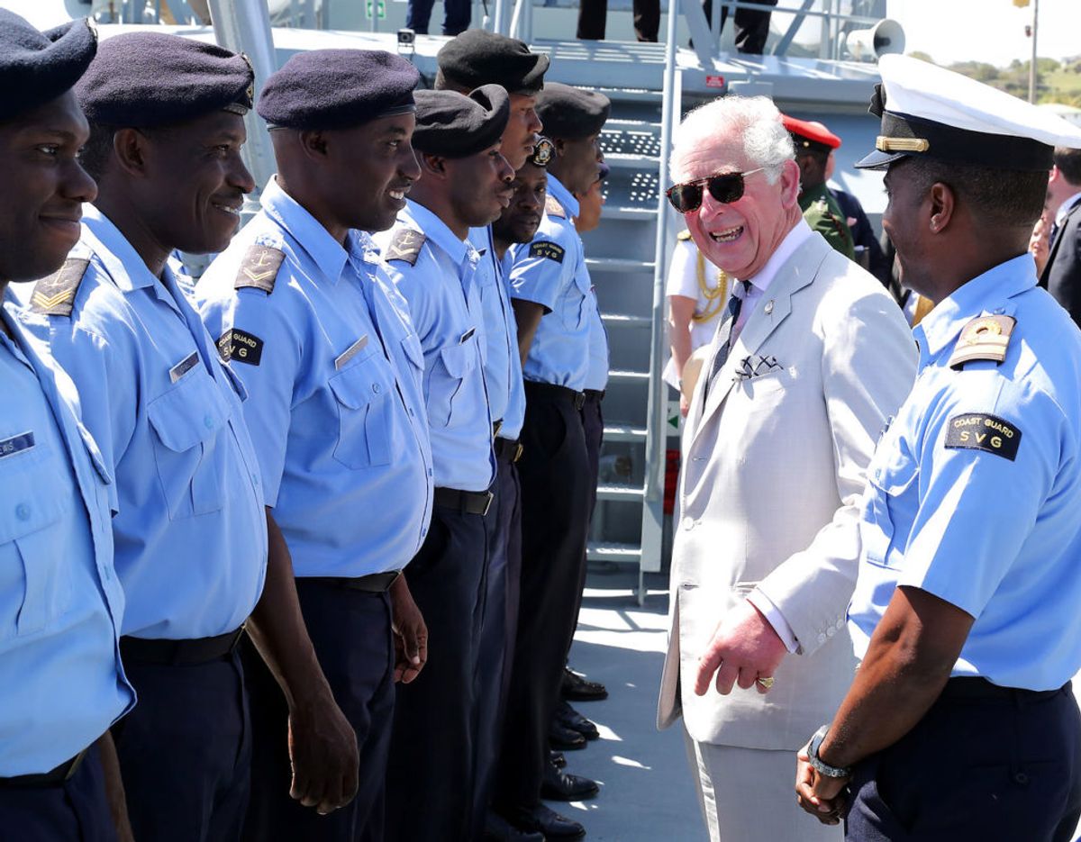 Med solbriller og et i det hele taget cool look, benyttede prins Charles besøget til at besøg et hold marine-kadetter. Foto: Scanpix/Chris Jackson/Pool via REUTERS