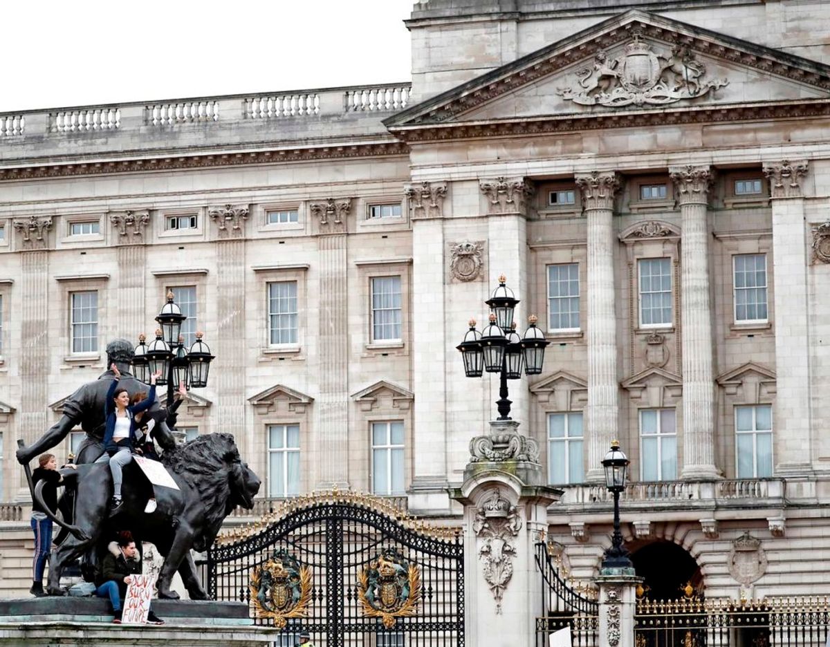 Buckingham Palace bekræfter en ny skilmisse i det engelske kongehus. Klik videre i galleriet for at se en række royale skilsmisser. (Photo by Tolga AKMEN / AFP)