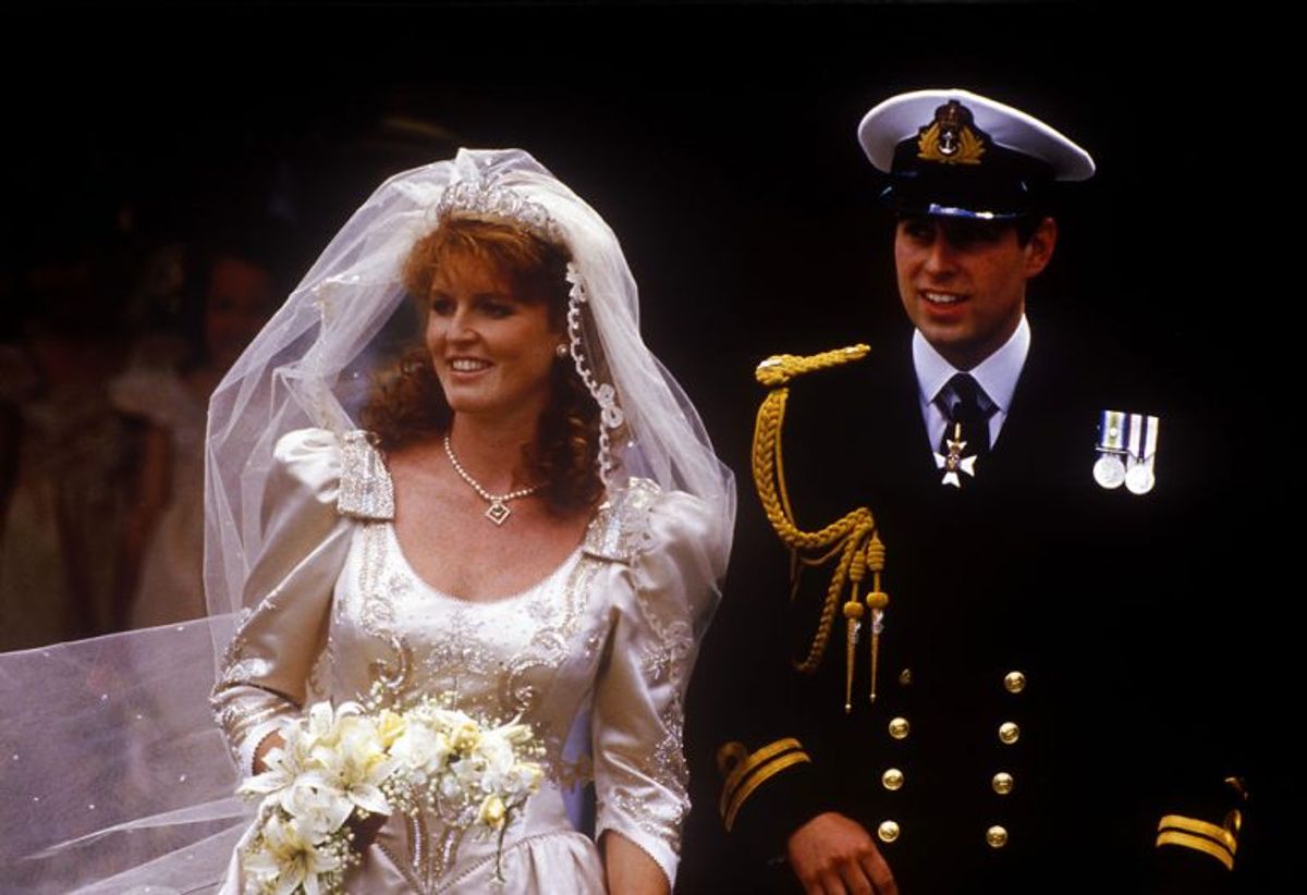 23. juli 1986 giftede Sarah Margaret Ferguson sig med prins Andrew i Westminster Abbey i London. På bryllupsdagen fik brudeparret nye titler. Prins Andrew blev Hans Kongelige Højhed Prins Andrew, hertug af York, mens Sarah blev Hendes Kongelige Højhed hertuginden af York. Parret blev separeret i 1992 og skilt i 1996. Klik videre i galleriet for at se flere royale skilsmisser. Foto: John Shelley/Scanpix (Arkivfoto)