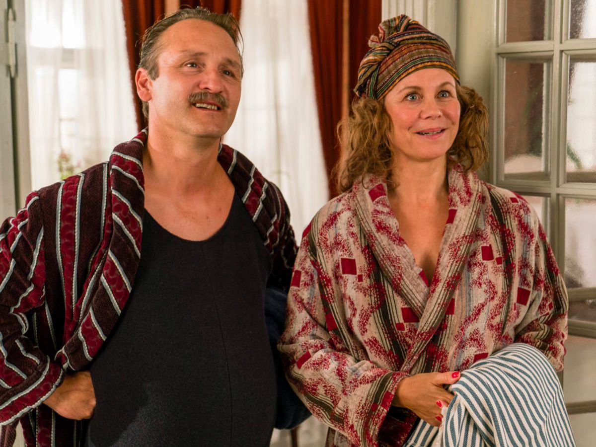 Grosserer Madsen og Therese er flyvende rent økonomisk. Og han er blevet anerkendt med et Ridderkors. Men farerne lurer. Foto: Mike Kollöffel /TV 2