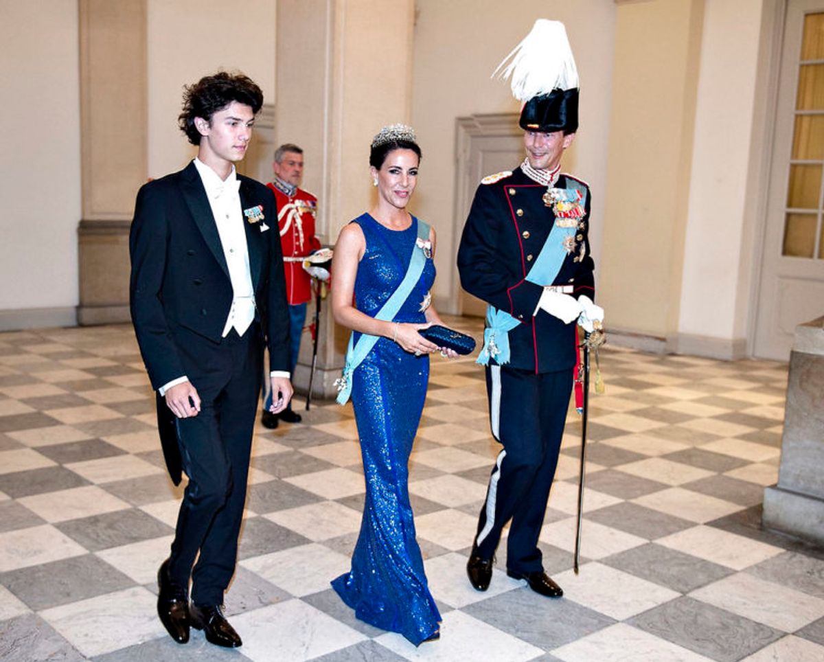 Prins Joachim og Prinsesse Marie med Prins Nikolai ved gallataffel på Christiansborg Slot i anledning af kronprinsens 50 års fødselsdag, lørdag den 26. maj 2018.. (Foto: Henning Bagger/Ritzau Scanpix)