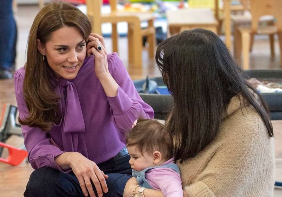 Her ses hertuginden af Cambridge i den omtalte bluse. KLIK VIDERE OG SE FLERE SKØNNE BILLEDER. Foto: Scanpix
