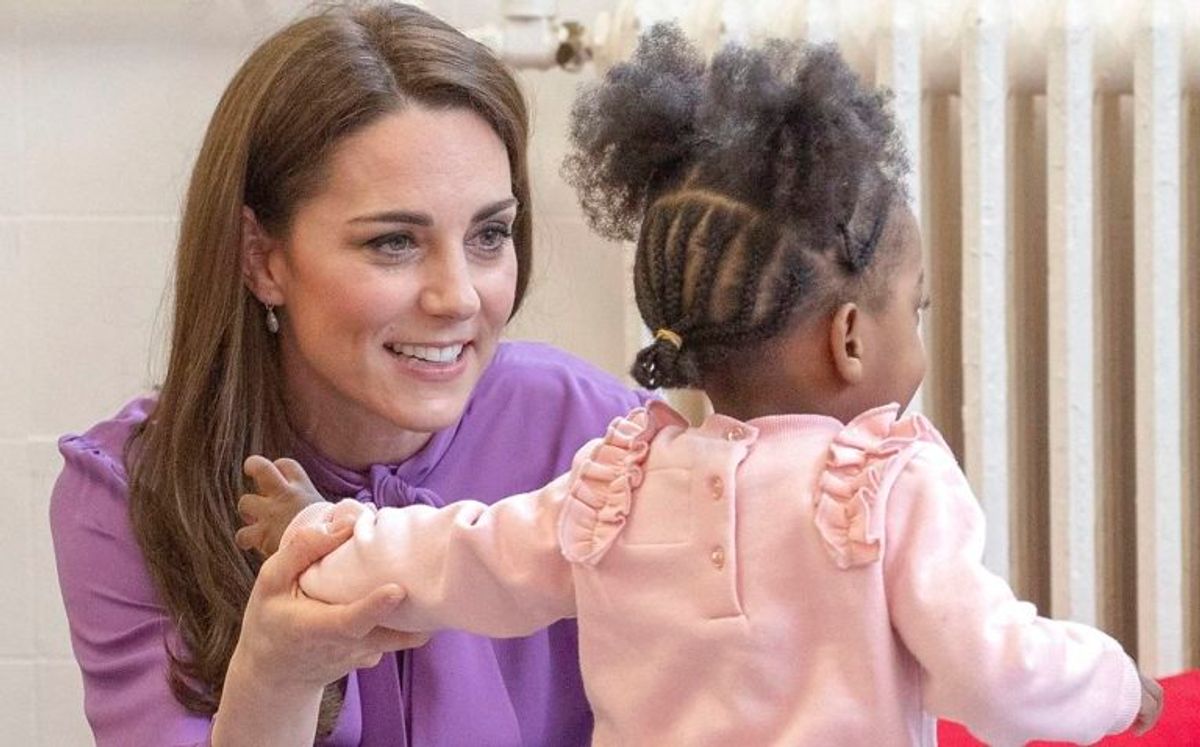Her ses hertuginden af Cambridge i den omtalte bluse. KLIK VIDERE OG SE FLERE SKØNNE BILLEDER. Foto: Scanpix