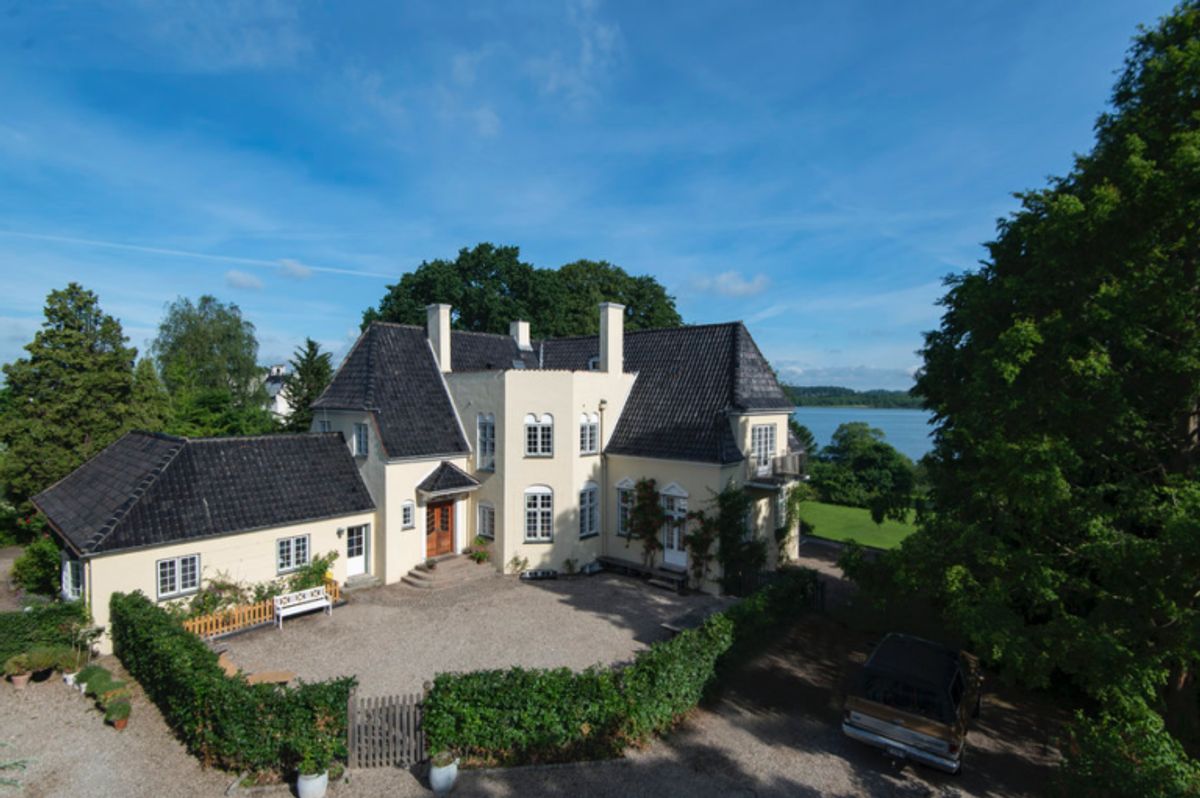 Så smuk er den, villaen, der nu kan bliver din. Foto: Claus Borg & Partner