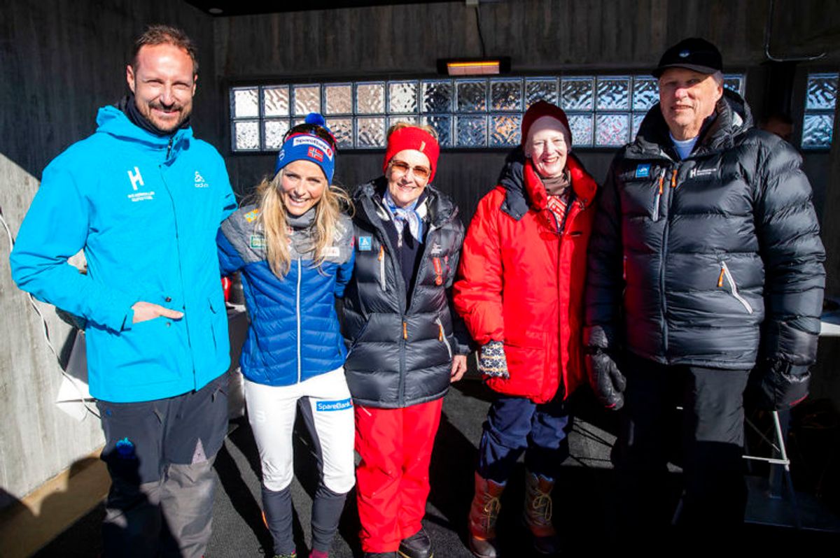 Her ses Therese Johaug sammen med kronprins Haakon, dronning Sonja, kong Harald og danske dronning Margrethe efter 30 km langrend for kvinder. KLIK VIDERE OG SE ALLE DE SKØNNE BILLEDER. Foto: Scanpix