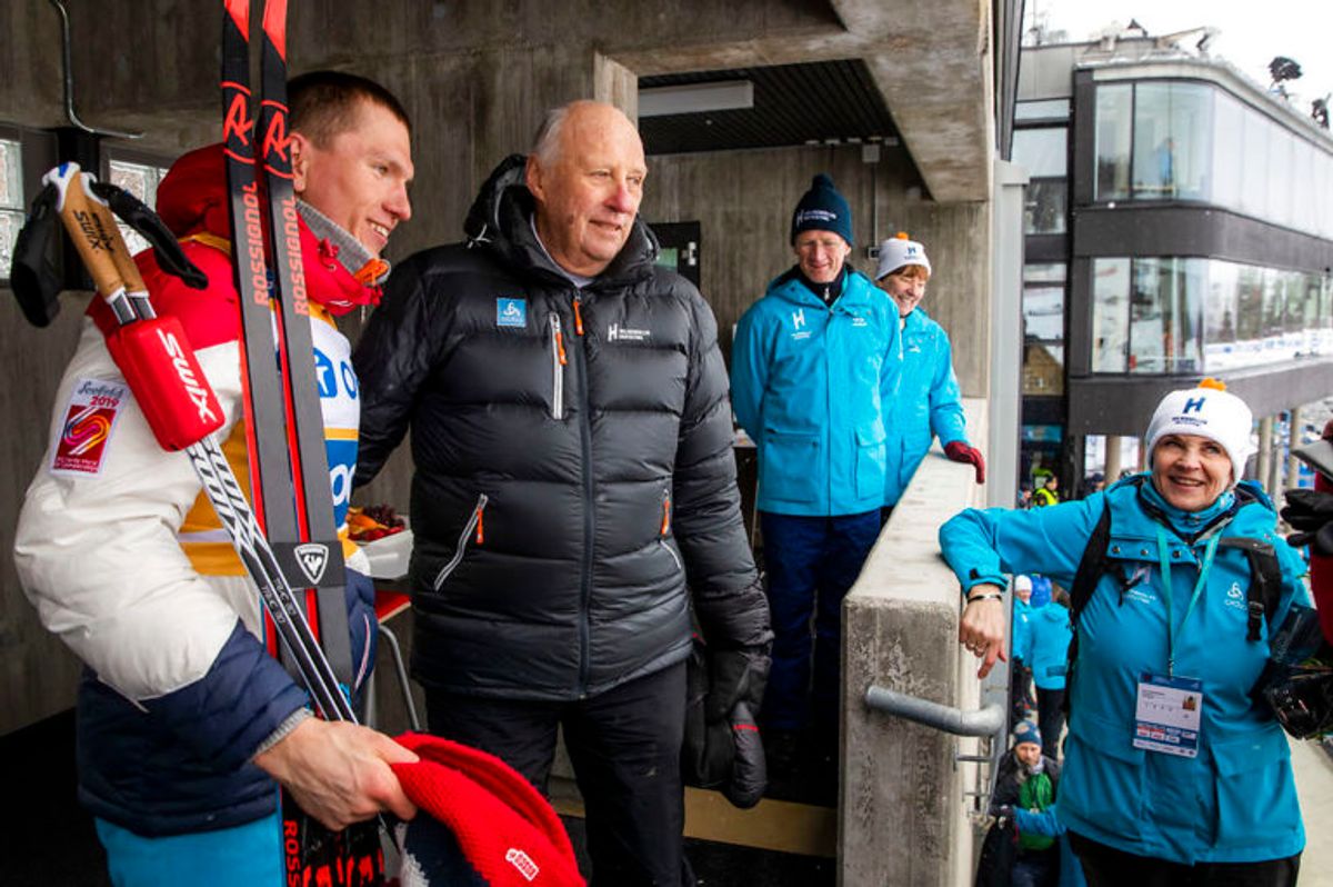 Kong Harald modtager vinderen Aleksandr Bolsjunov efter 50 km langrend. Foto: Scanpix