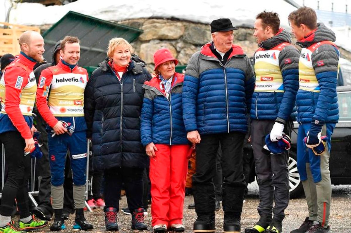 Martin Johnsrud Sundby kæmpede i sneen. Her ses han med Sjur Roethe, Norges statsminister Erna Solberg, dronning Sonja, kong Harald den 5., Norges Emil Iversen og Johannes Hoesflot Klaebo. Foto: Scanpix
