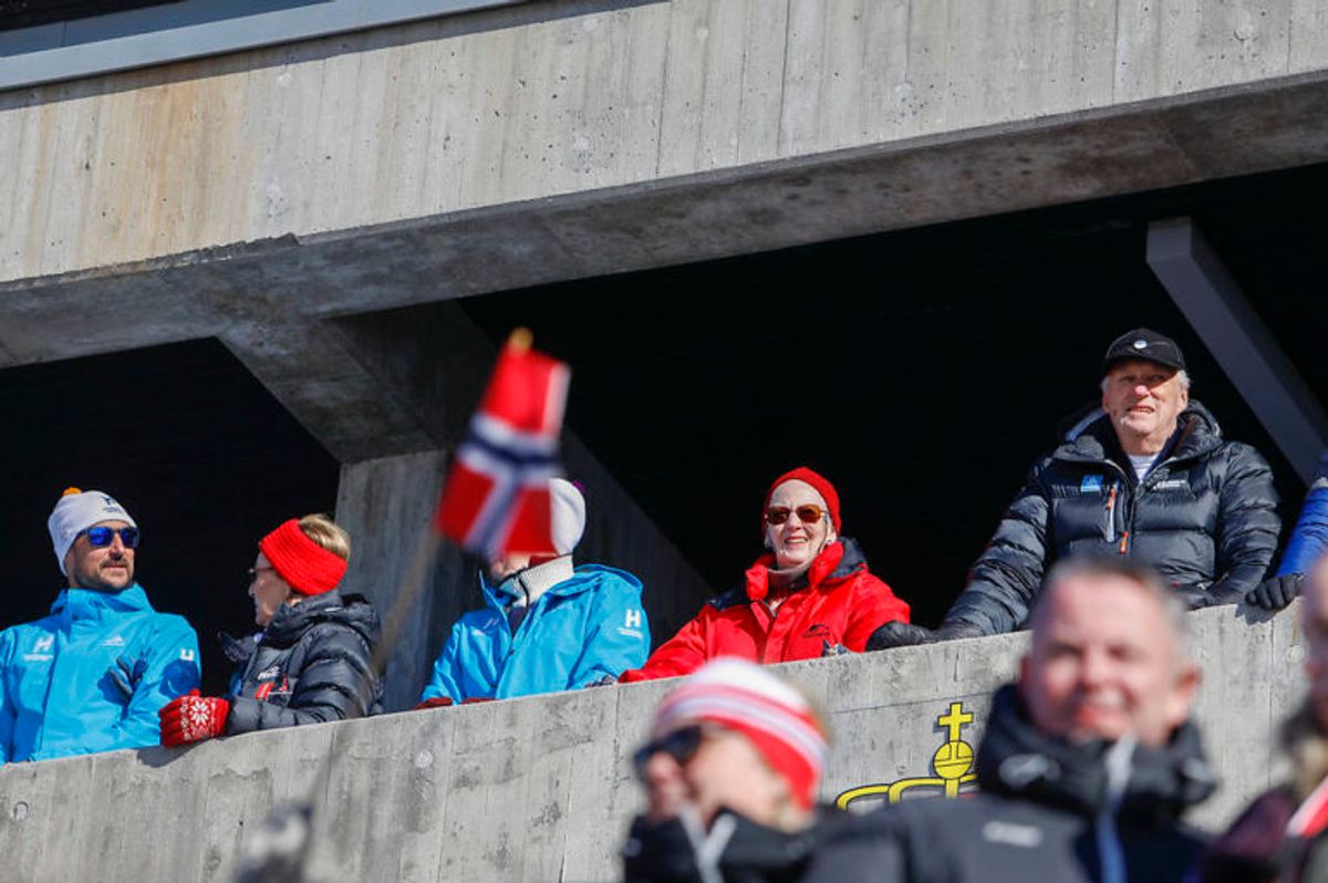 Kronprins Haakon, dronning Sonja, ordfører Marianne Borgen, Danmarks dronning Margrethe og kong Harald var alle på plads under langrend 30 km fællesstart for kvinder. Foto: Scanpix