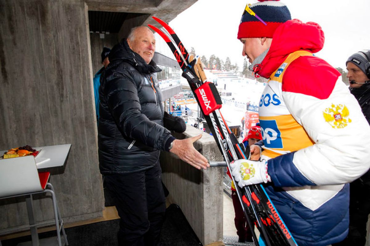 Kong Harald modtager vinderen Aleksandr Bolsjunov efter 50 km langrend. Foto: Scanpix