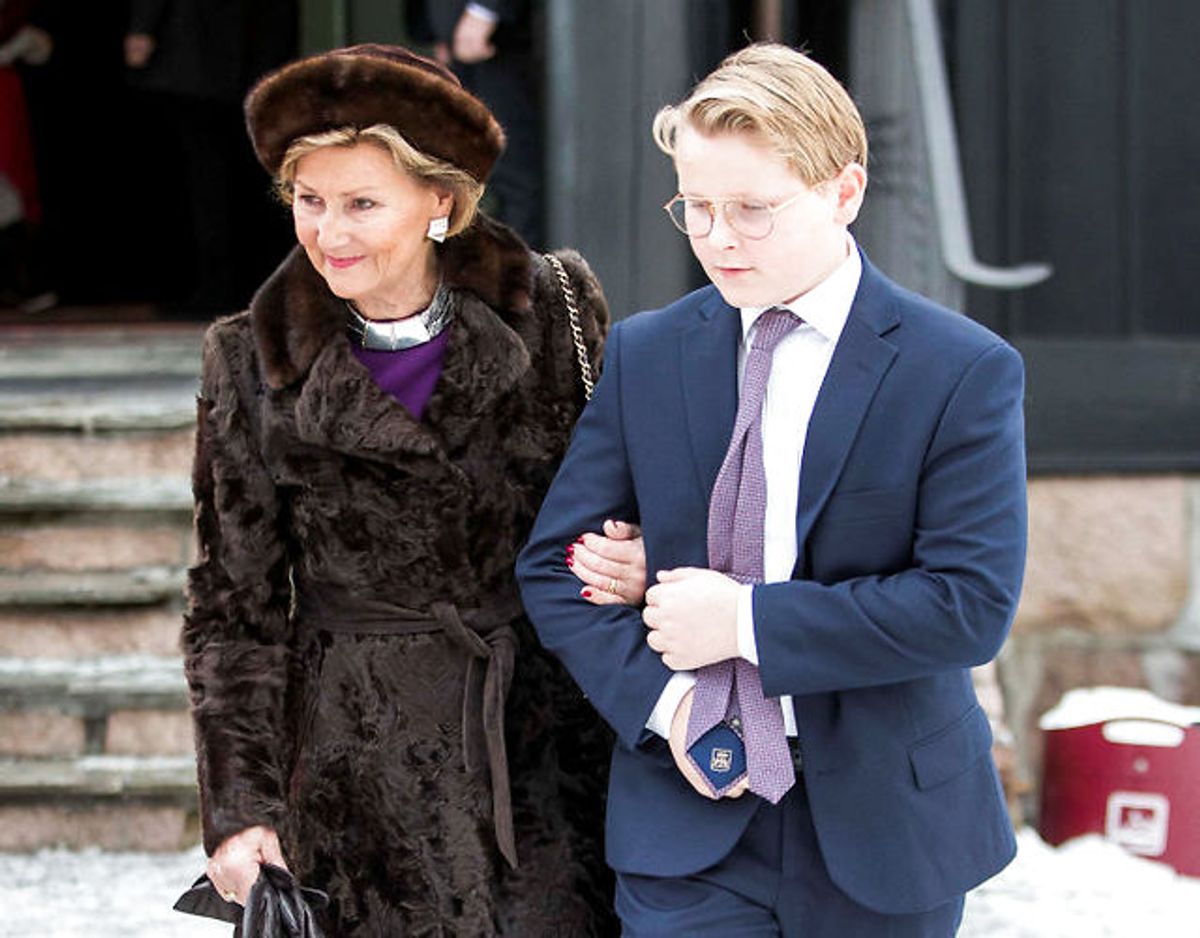 Dronning Sonja af Norge blev uddannet kjole-syerske og er i dag gift med kong Harald. Forholdet mellem de to blev holdt hemmeligt, og det var lidt af en skandale, da han ville giftes med en borgerlig person. Foto: Scanpix/Terje Pedersen.