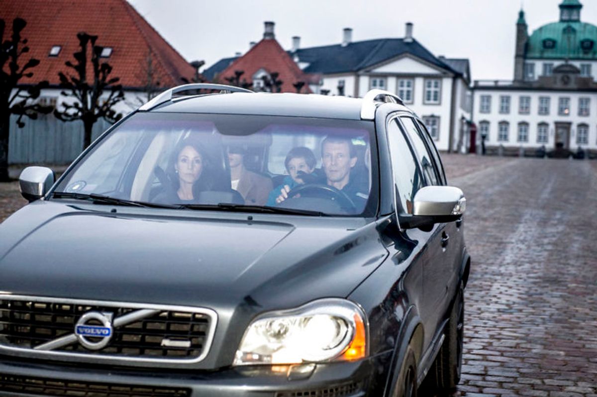 Prins Joachim og prinsesse Marie forlader Fredensborg slot. efter at have besøgt Hans Kongelige Højhed Prins Henrik som er blevet overført fra Rigshospitalet til Fredensborg Slot tirsdag den 13. februar 2018. Prins Henrik ønsker at opholde sig på Fredensborg slot i sin sidste tid.. (Foto: Mads Claus Rasmussen/Scanpix 2018)