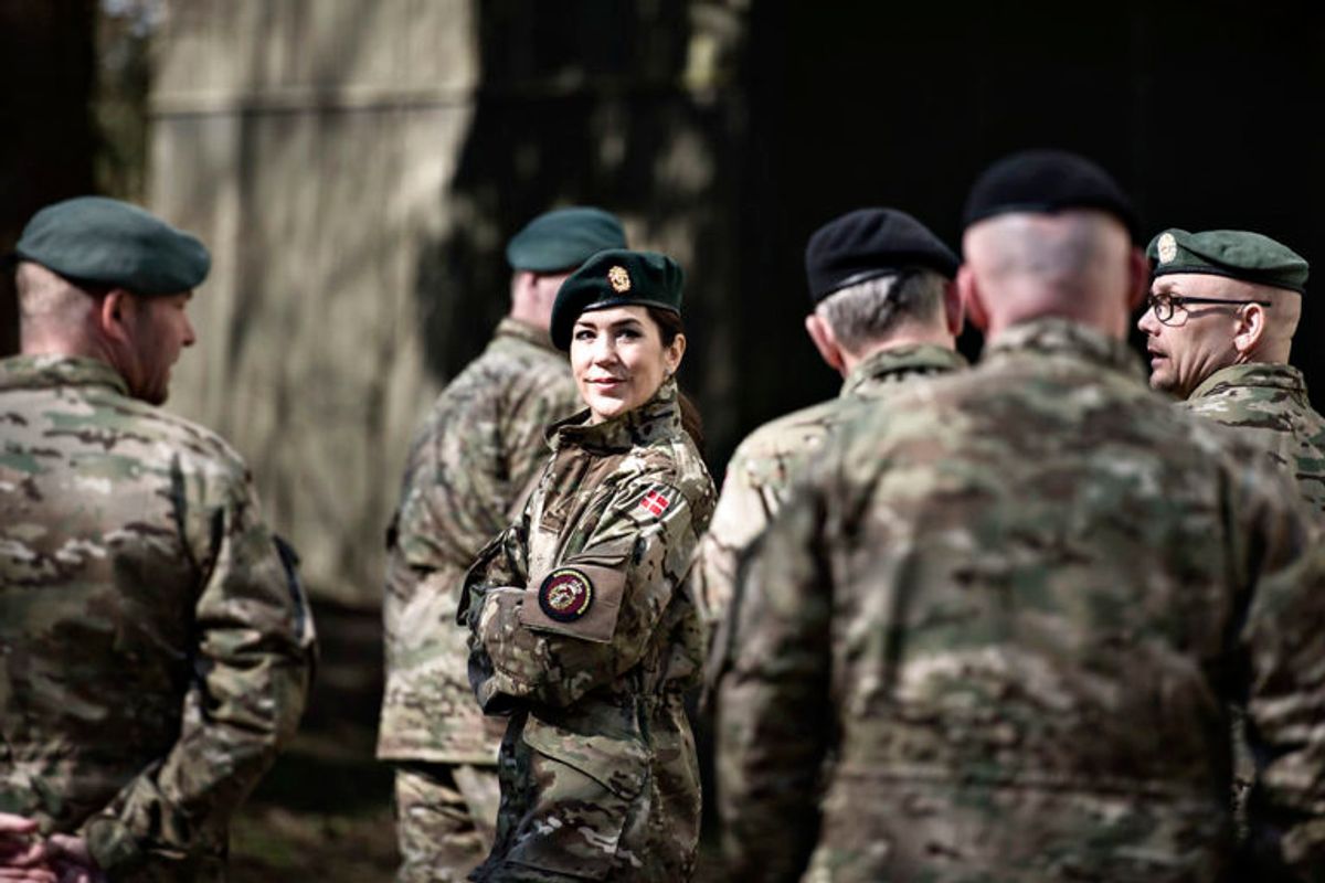 Det er ikke første gang, Mary trækker i uniform. Klik og se flere billeder af Hjemmeværns-prinsessen. (Foto: Scanpix)
