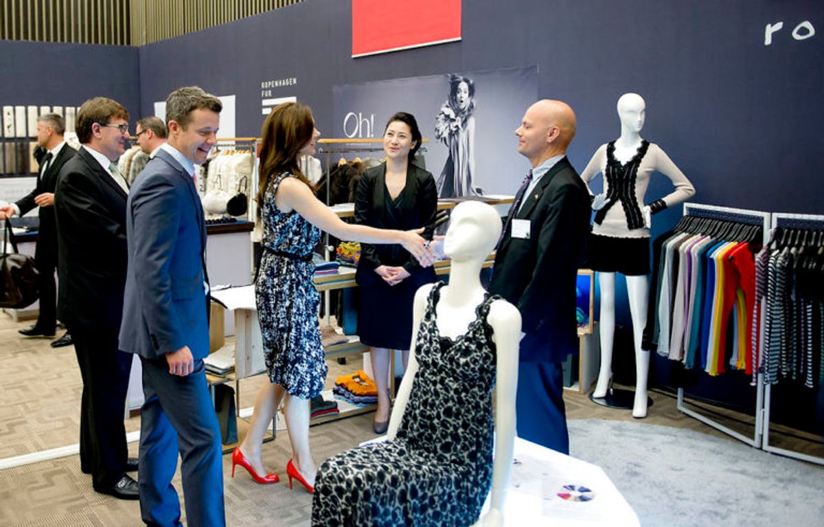 Rosemunde. Kronprinsparret åbner pop-up-butikker i Shinsegae. Shinsegae afdeling er den største stormagasin i Korea og tyve danske virksomheder vil vise og sælge deres produkter udelukkende en uge i de vigtigste butik i Seoul og en uge i Busan, den næststørste by i Korea.