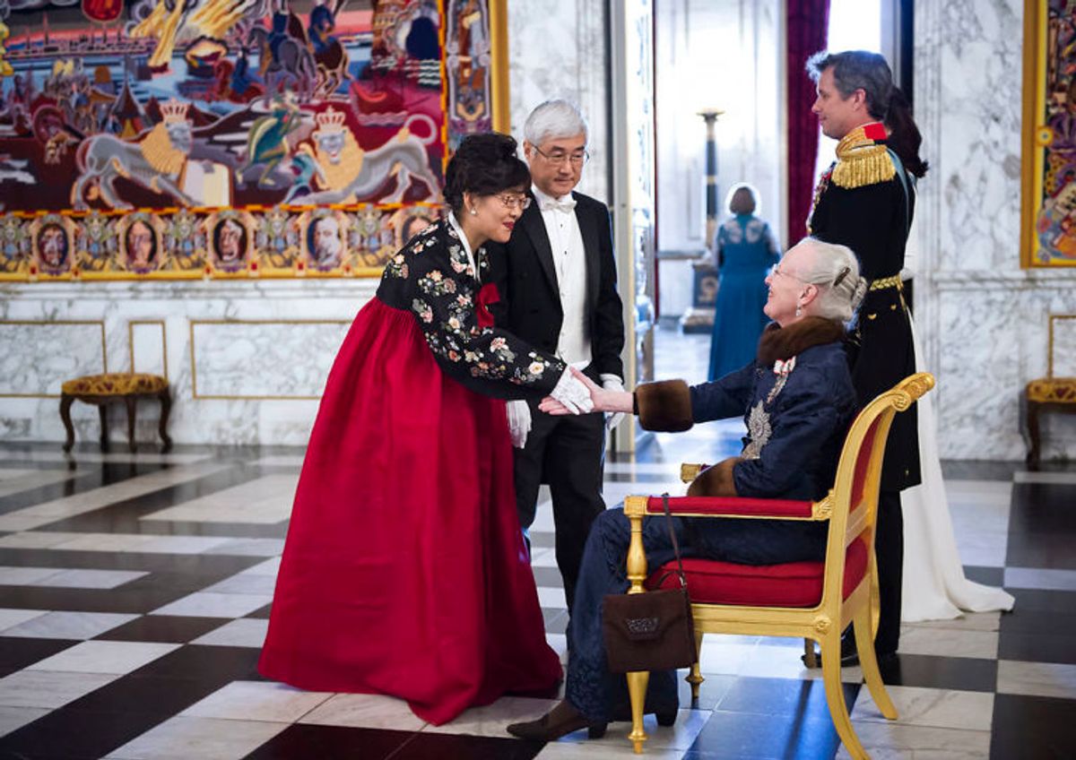 Nytårskur på Christiansborg tirsdag den 5 januar 2016. Her ankommer mr. Young-Sam MA og mrs Eun-Kyung PARK fra Sydkorea. Tilstede var kronprinsparret Frederik og Mary mens dronning Margrethe siddende måtte undvære prinsgemalen.. Foto : Keld Navntoft
