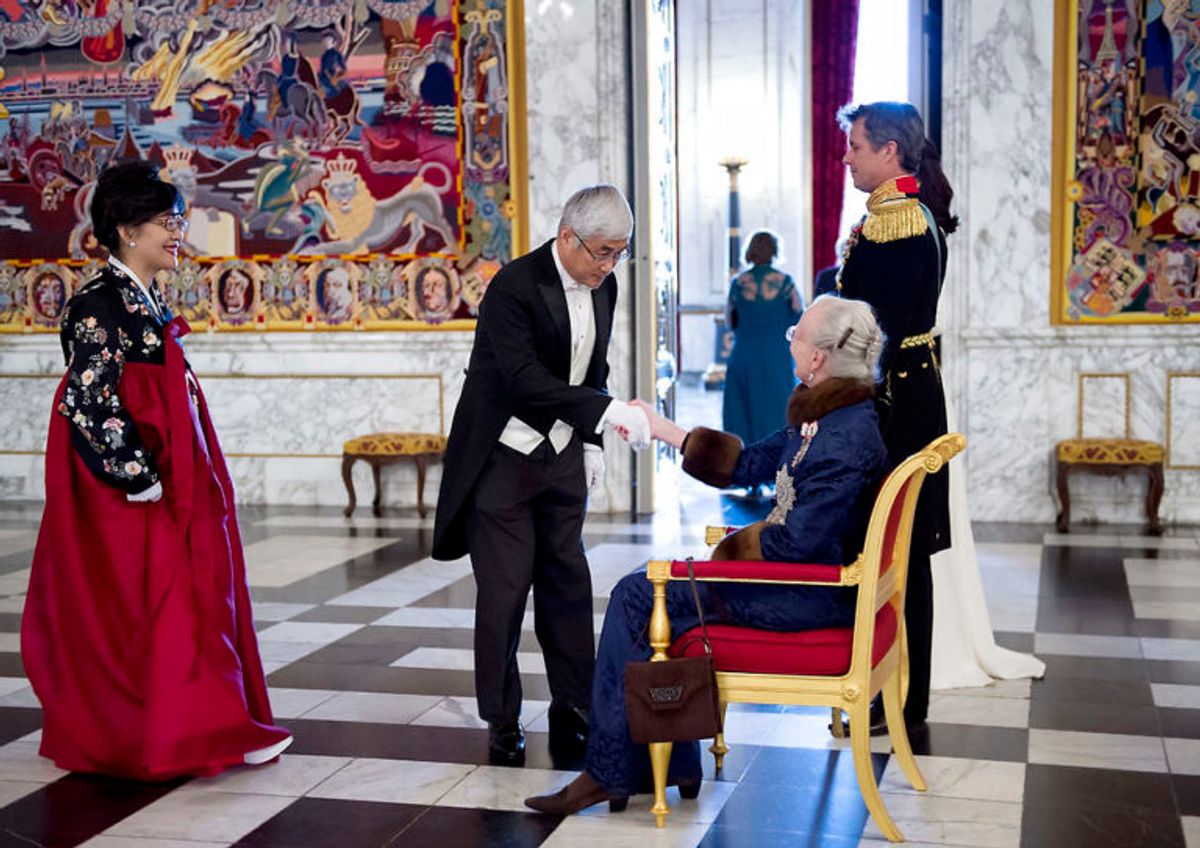 Nytårskur på Christiansborg tirsdag den 5 januar 2016. Her ankommer mr. Young-Sam MA og mrs Eun-Kyung PARK fra Sydkorea. Tilstede var kronprinsparret Frederik og Mary mens dronning Margrethe siddende måtte undvære prinsgemalen.. Foto : Keld Navntoft
