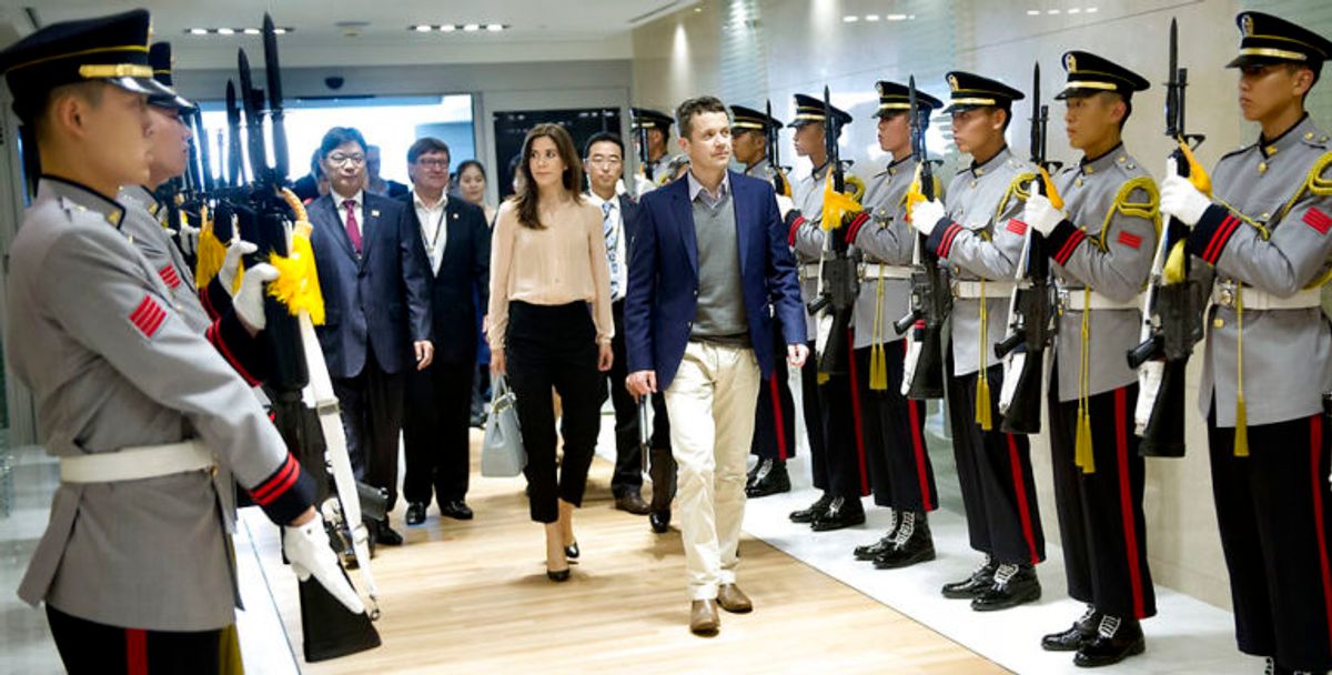 Ankomst i Incheon Airport. Kronprinsparret blev modtaget af æresgarde i lufthavnen.