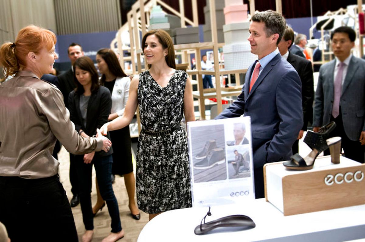 Ecco. Kronprins Frederik og Kronprinsesse Mary åbner pop-up-butikker i Shinsegae. Shinsegae afdeling er den største stormagasin i Korea og tyve danske virksomheder vil vise og sælge deres produkter udelukkende en uge i de vigtigste butik i Seoul og en uge i Busan, den næststørste by i Korea
