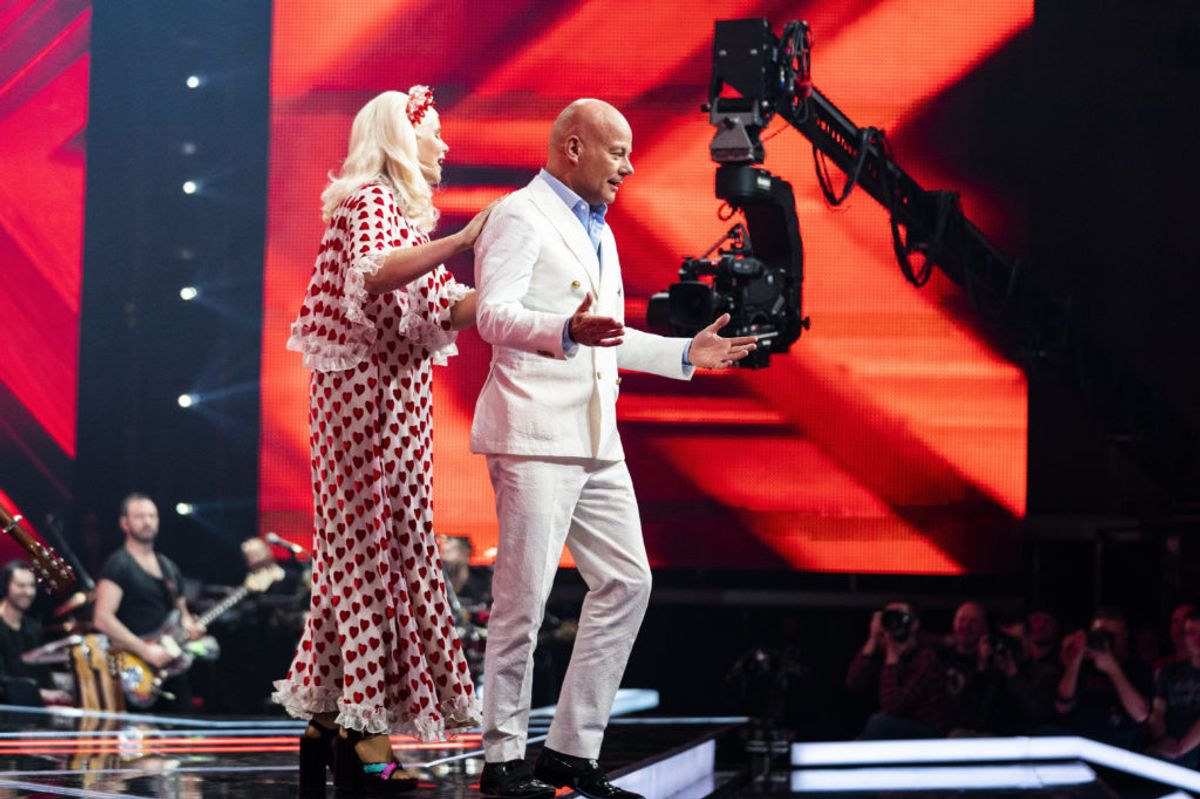 Sofie Linde smider Thomas Blachman ned ad scenen da han vil give et dødskys til den deltager der skal sige farvel til X Factor. Foto: Martin Sylvest/Ritzau Scanpix.