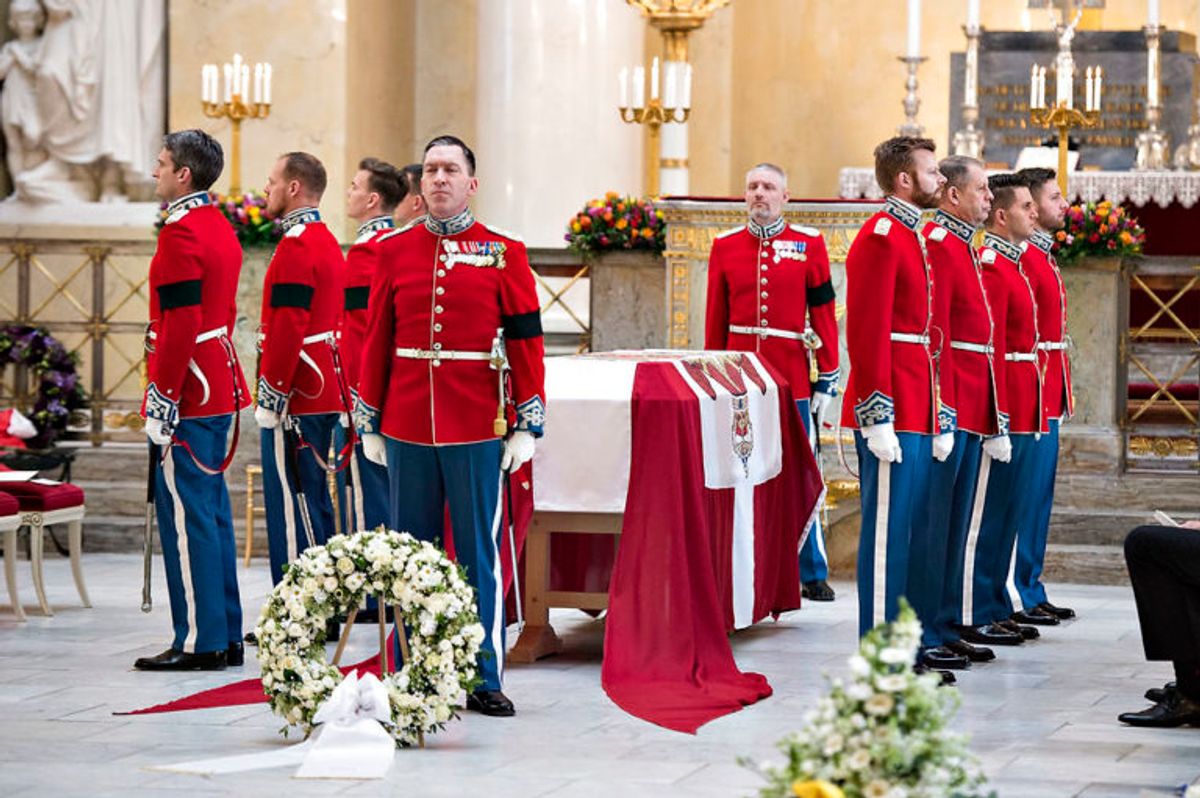 Livgardister passer på Prins Henriks båre ved bisættelsen fra Christianborg Slotskirke i København, tirsdag den 20. februar 2018. Prins Henrik døde tirsdag den 13. februar 2018.. (Foto: Henning Bagger/Scanpix 2018)