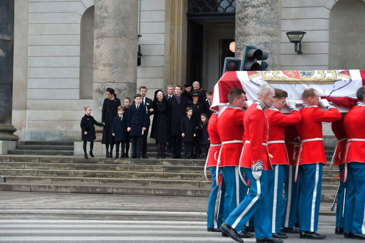 Den kongelige familie udenfor Christiansborg slotskirke hvor kisten bliver kørt væk i rustvogn efter den kirkelige handling. Prins Henrik bisættelse i Christiansborg Slotskirke tirsdag den 20 februar 2018. (Foto: Liselotte Sabroe/Scanpix 2018)
