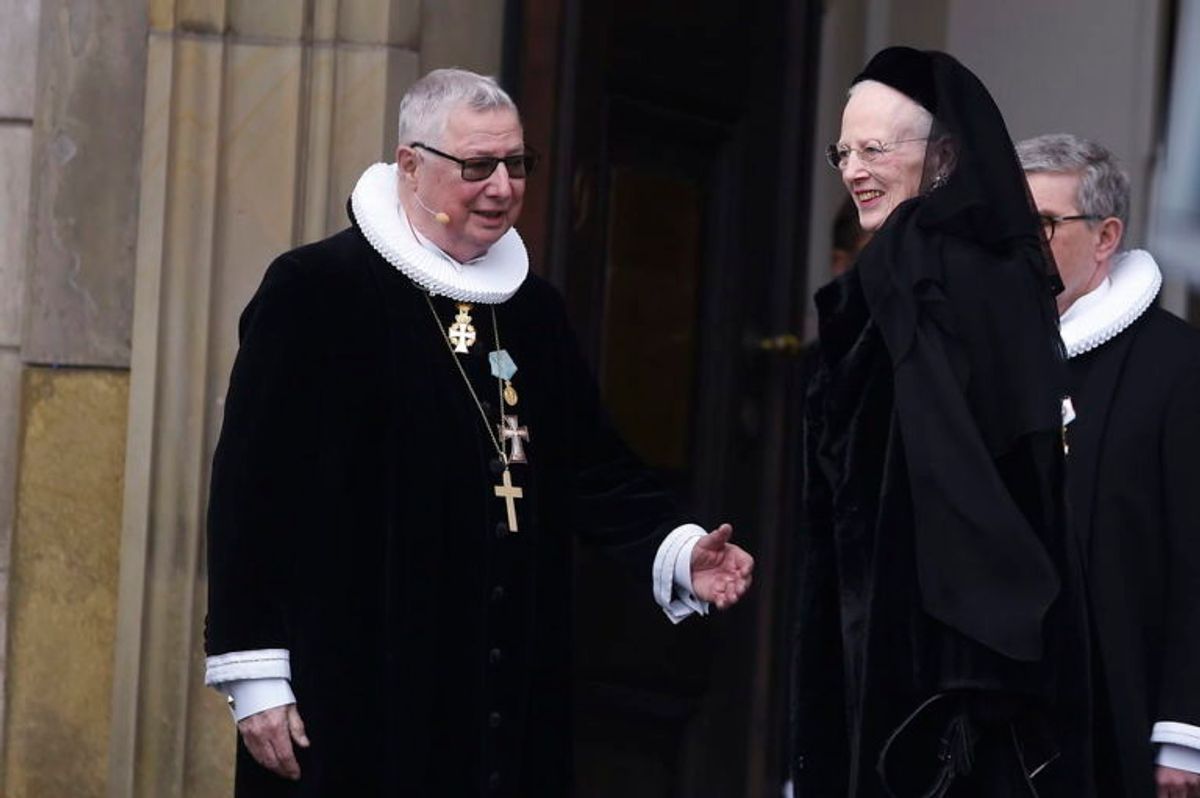 Kongelig konfessionarius Erik Norman Svendsen tager imod Dronning Margrethe i forbindelse med Prins Henriks bisættelse i Christiansborg Slotskirke tirsdag den 20 februar 2018. (Foto: Liselotte Sabroe/Scanpix 2018)