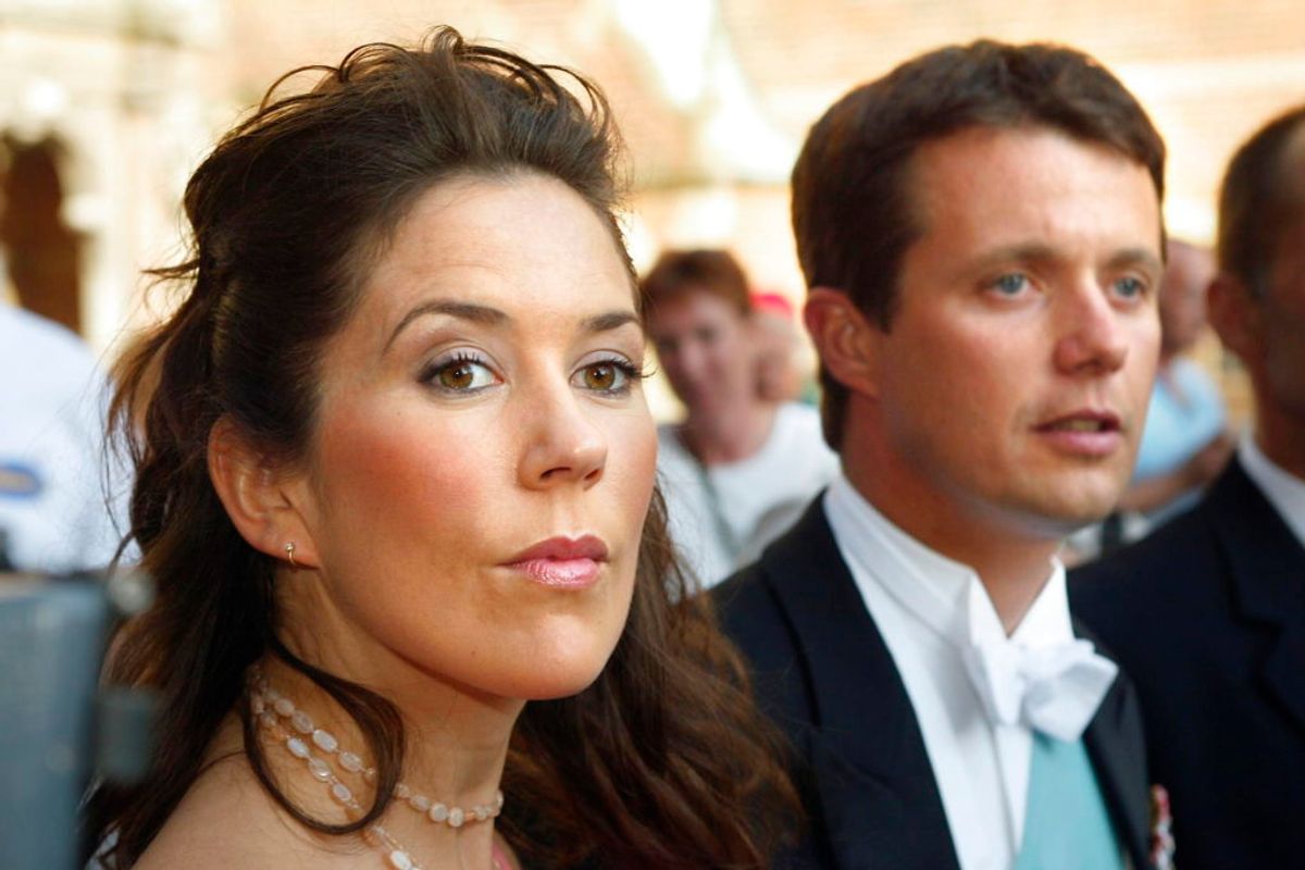 Her ses Mary Donaldson og kronprins Frederik til bryllup hos Otto Reedtz-Thott og Helle Zoefting tilbage i 2002. Foto: Scanpix