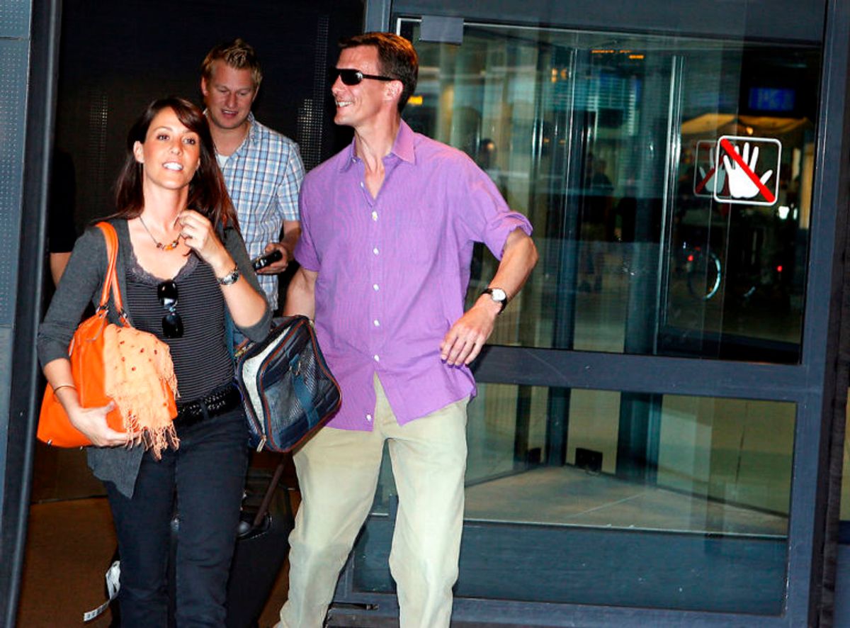 Prins Joachim henter sin kæreste Marie Cavallier i lufthavnen tilbage i 2007. Foto: Scanpix