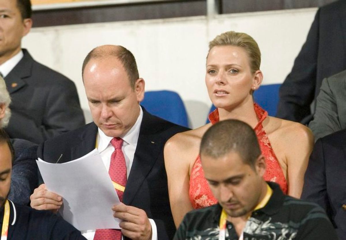 Prins Albert af Monaco ses her med den tidligere olympiske svømmer Charlene Wittstock til OL i 2008. De blev senere gift. Foto: Scanpix