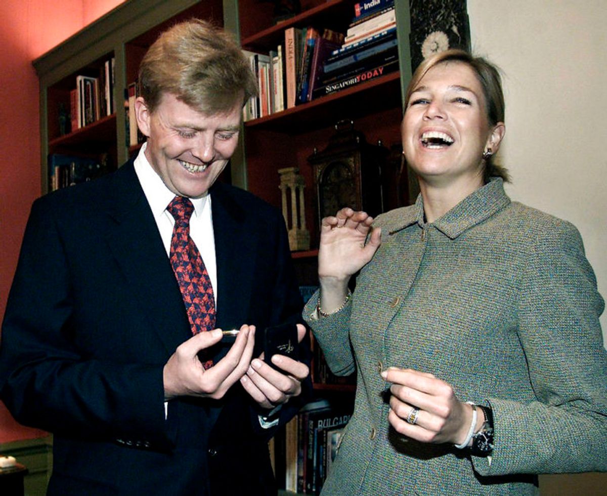 Den hollandske kronprins Willem-Alexander kigger på sin forlovelsesmønt, efter han har friet til argentinske Maxima Zorreguieta helt tilbage i 2001. Foto: Scanpix