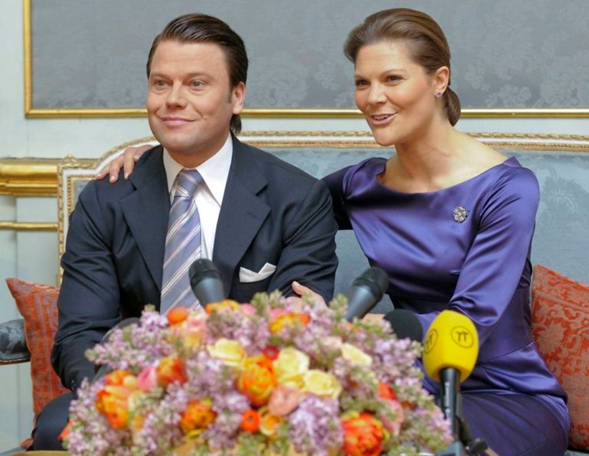 Sveriges kronprinsesse Victoria og kæresten Daniel Westling annoncerer deres forlovelse på det royale palads i Stokholm tilbage i 2009. Foto: Scanpix