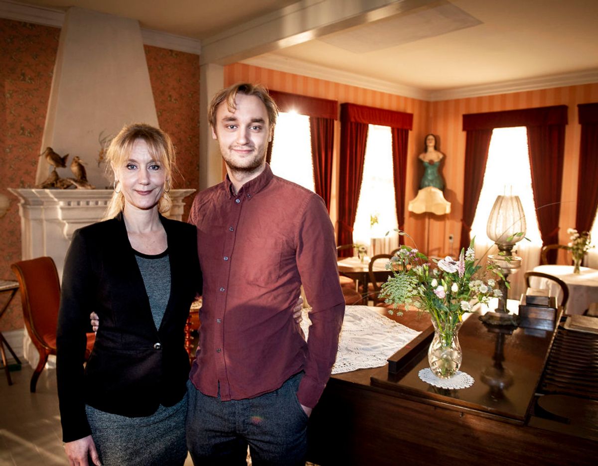 Anette Støvelbæk og Lue Støvelbæk spiller sammen i Badehotellet. I virkeligheden er de mor og søn. Det er de også i serien. (GALLERI: Sådan er ændringerne i den nye sæson af Badehotellet) (Foto: Liselotte Sabroe/Ritzau Scanpix)