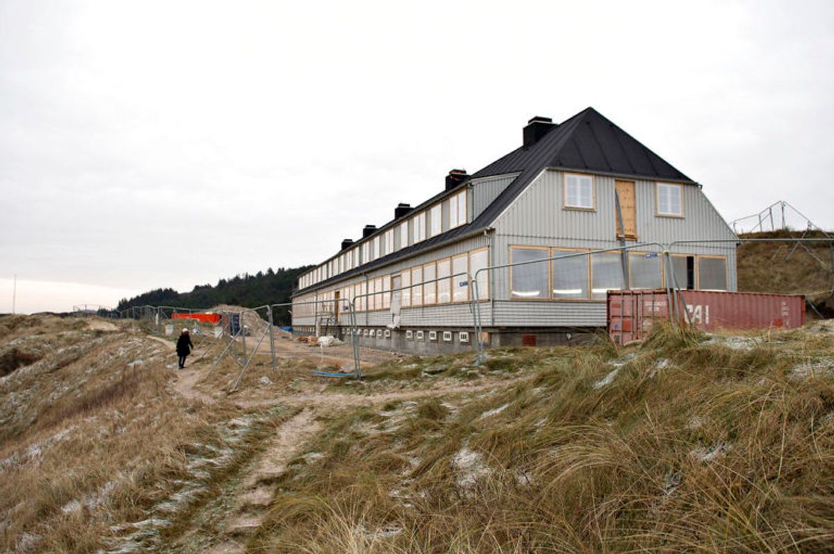 Det nybyggede Svinkløv Badehotel ses her, fredag den 25. januar 2019. Det nye badehotel ligner det gamle, der brændte ned til grunden i september 2016. Hotellet får det samme antal værelser som før, men nu er der bad i alle værelser. Der er stadig nogle måneder tilbage til det nye træhotel kan åbne for den nye sæson, efter planen til maj.. (Foto: Scanpix)
