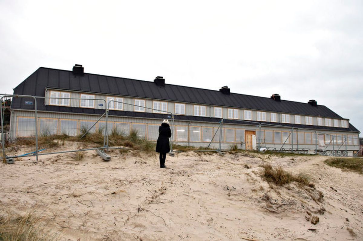 Det nybyggede Svinkløv Badehotel ses her, fredag den 25. januar 2019. Det nye badehotel ligner det gamle, der brændte ned til grunden i september 2016. Hotellet får det samme antal værelser som før, men nu er der bad i alle værelser. Der er stadig nogle måneder tilbage til det nye træhotel kan åbne for den nye sæson, efter planen til maj.. (Foto: Scanpix)