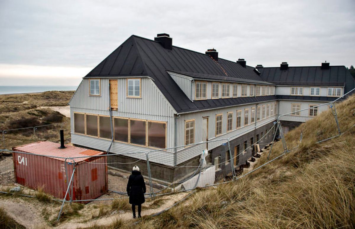 Det nybyggede Svinkløv Badehotel ses her, fredag den 25. januar 2019. Det nye badehotel ligner det gamle, der brændte ned til grunden i september 2016. Hotellet får det samme antal værelser som før, men nu er der bad i alle værelser. Der er stadig nogle måneder tilbage til det nye træhotel kan åbne for den nye sæson, efter planen til maj.. (Foto: Scanpix)