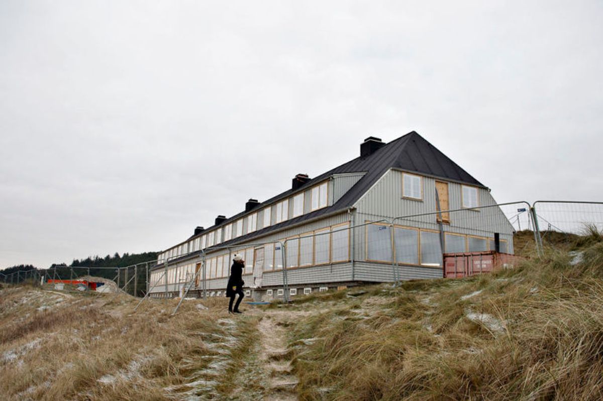 Det nybyggede Svinkløv Badehotel ses her, fredag den 25. januar 2019. Det nye badehotel ligner det gamle, der brændte ned til grunden i september 2016. Hotellet får det samme antal værelser som før, men nu er der bad i alle værelser. Der er stadig nogle måneder tilbage til det nye træhotel kan åbne for den nye sæson, efter planen til maj.. (Foto: Scanpix)