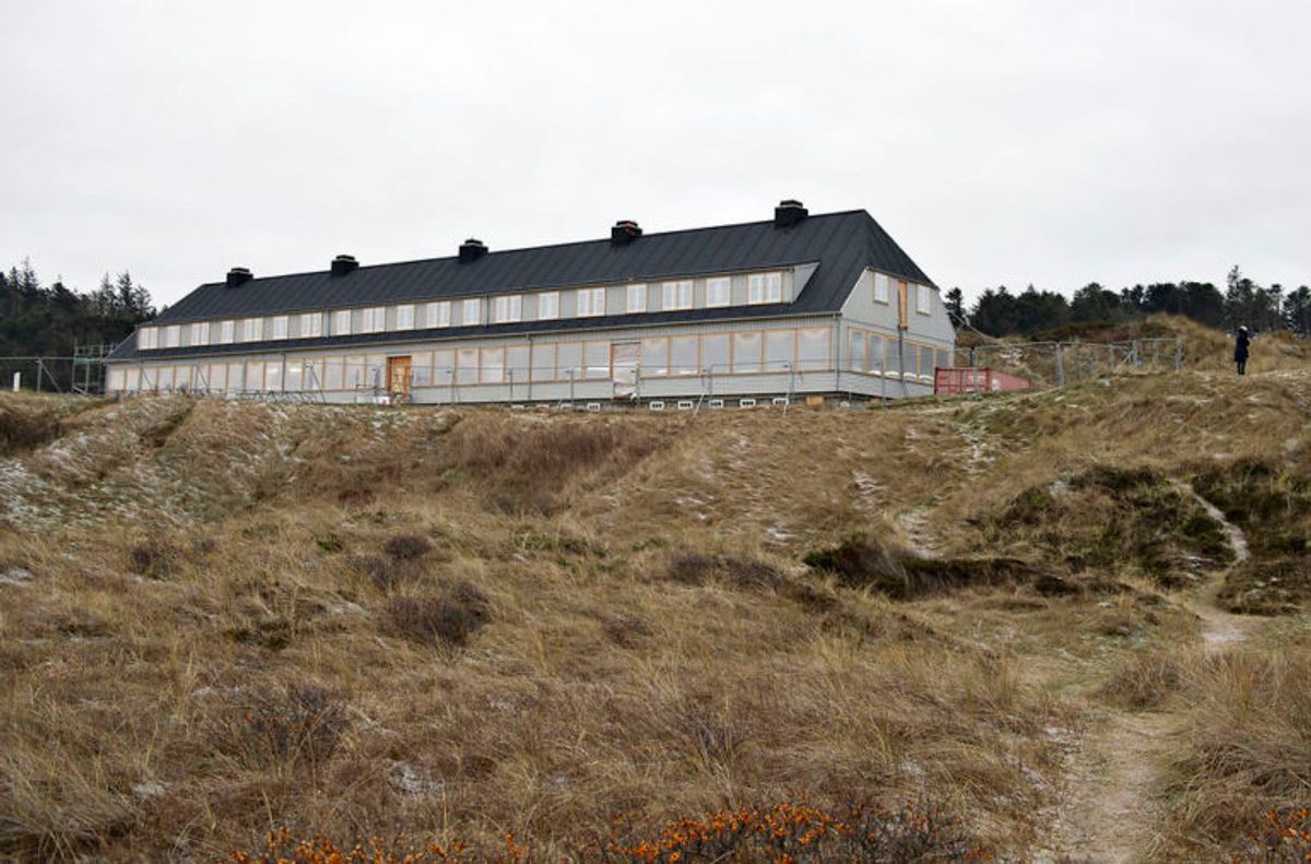 Det nybyggede Svinkløv Badehotel ses her, fredag den 25. januar 2019. Det nye badehotel ligner det gamle, der brændte ned til grunden i september 2016. Hotellet får det samme antal værelser som før, men nu er der bad i alle værelser. Der er stadig nogle måneder tilbage til det nye træhotel kan åbne for den nye sæson, efter planen til maj.. (Foto: Scanpix)